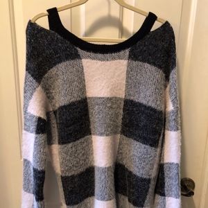 Venus black/white. Peep-shoulder sweater. S (P)